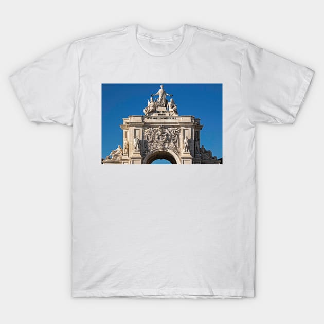 Rua Augusta Arch - A Close Up © T-Shirt by PrinceJohn